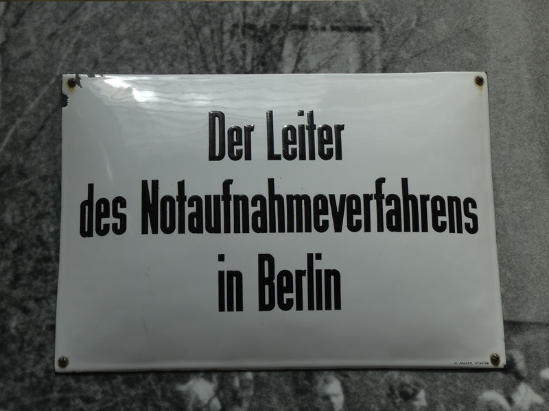 Datei:Schildnotaufnahmelagermarienfelde.jpg
