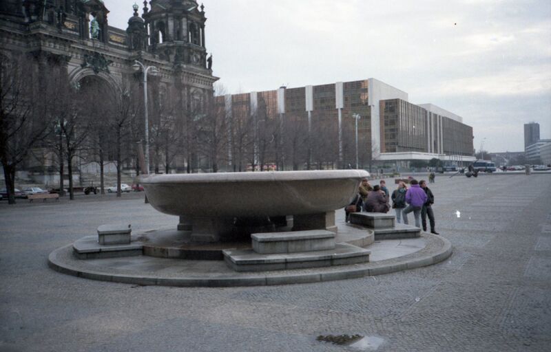 Datei:Palastderrepublikvomlustgarten1991.jpg